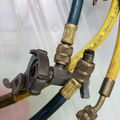 汽車入雪種喉，合舊式雪種用，屯門良景村取。