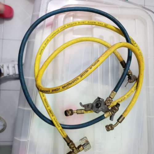 汽車入雪種喉，合舊式雪種用，屯門良景村取。