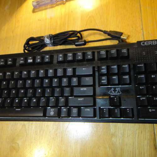 ASUS Cerberus Mech RGB 機械遊戲鍵盤
