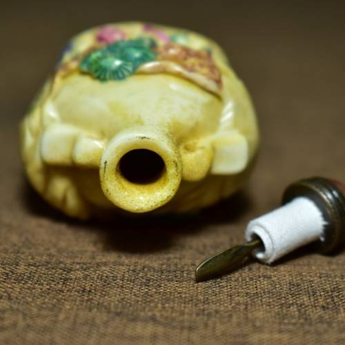 鹿角雕刻彩繪山水人物鼻煙壺