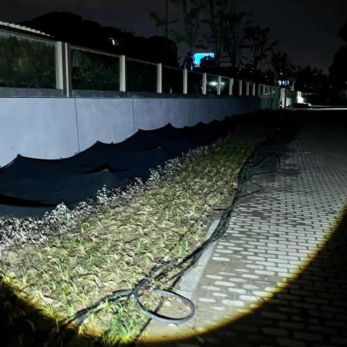 New Led強光遠射充電式手電筒 strong light long-range rechargeable flashlight