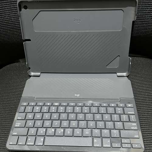 Logitech Slim Folio 藍牙鍵盤保護殼 (iPad 第 7、8、9代用)