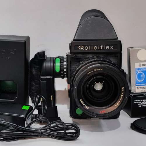 Rolleiflex 6008i + 50 / 4 HFT PQ + grip + Magazin 6x6 + 45 degree viewfinder