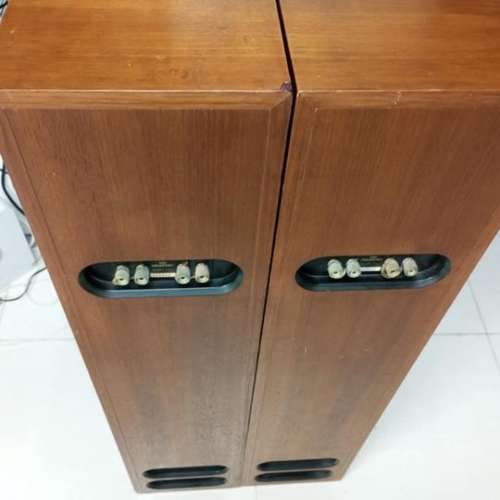 Celestion 300 座地