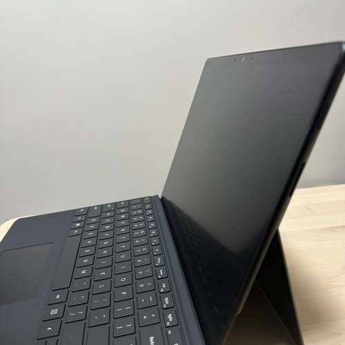 Surface Pro X - Microsoft SQ1 / 256GB / 8GB RAM LTE 連鍵盤保護套