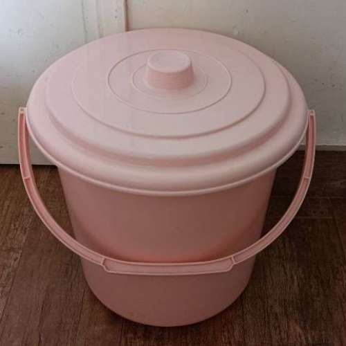 70%NEW 粉紅色 有蓋 塑膠 水桶