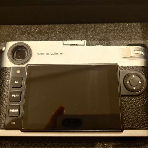 Leica M10-P Chrome + Luigi Leather Case + Leica Thumb Rest + 2 x Leica Batteries