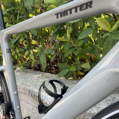 2023 新款 TWITTER R12 PRO 電變26速碟剎碳纖維公路車 送水架前後蛙燈