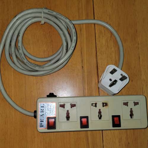 安全 拖板 2個獨立開關 2米長電源線 接線板 萬能插蘇充電電拖板 **第二個插座有點壞...