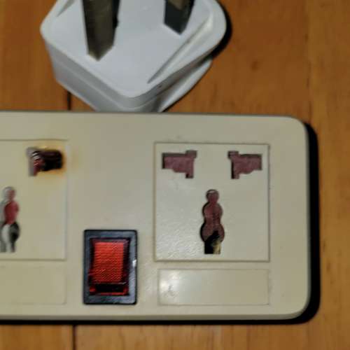 安全 拖板 2個獨立開關 2米長電源線 接線板 萬能插蘇充電電拖板 **第二個插座有點壞...