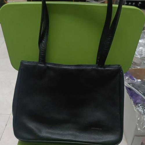 清屋放售$200三個袋，其中一個真皮，三個绝不殘舊亦冇甩皮！thanks