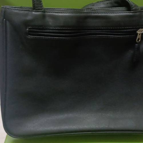 清屋放售$200三個袋，其中一個真皮，三個绝不殘舊亦冇甩皮！thanks