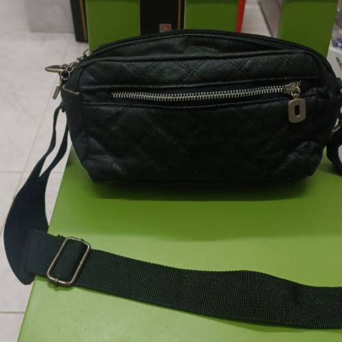 清屋放售$200三個袋，其中一個真皮，三個绝不殘舊亦冇甩皮！thanks