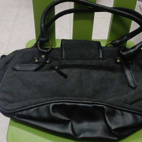 清屋放售$200三個袋，其中一個真皮，三個绝不殘舊亦冇甩皮！thanks