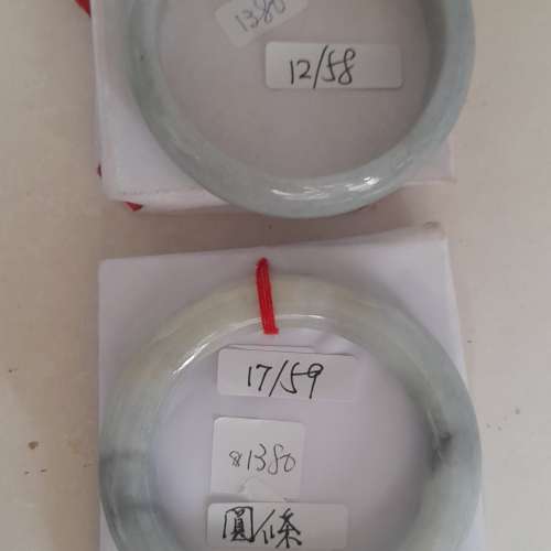 清貨買一送一。翡翠A玉手鈪，原價每隻一千三百八十元，現兩隻售一千三百八十元。no...