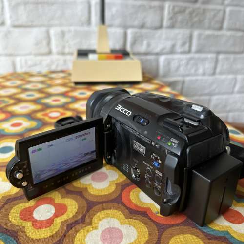 出售jvc dv機一部，可著機，可zoom前zoom遠，－電一义機，當壞機賣，有意請pm我，謝謝