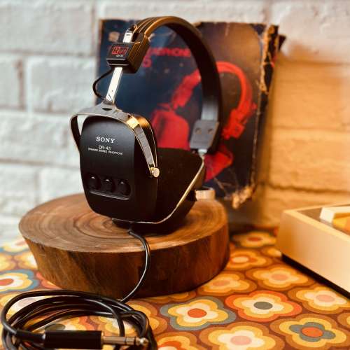 出售1976年sony耳筒 headphone －個，100%正常，外觀95%新，海綿狀態良好，款式經典...