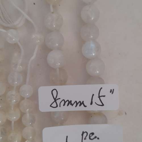 一手十條月亮石珠串如照片顯示，清貨共售680元,單一條150元。no.13.10.24