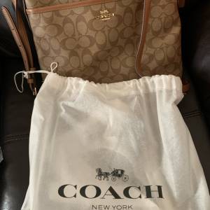 全新Coach斜揹包