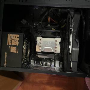 圖中電腦 入面既配件有 主板 CPU 及 DISPLAY 火牛