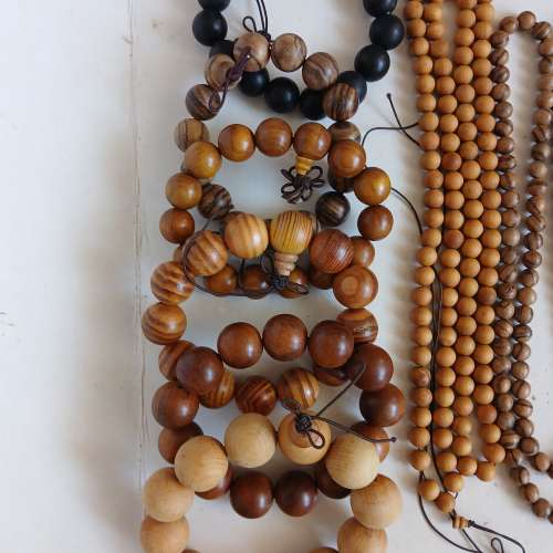 清理存貨不計成本，一手10條崖柏，血龍木，沉香木等手串/珠串，共售500元，单條100...