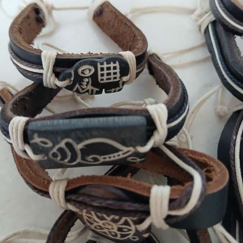 一手10條真皮手串，清貨價共售120元。 no.D16.10.24