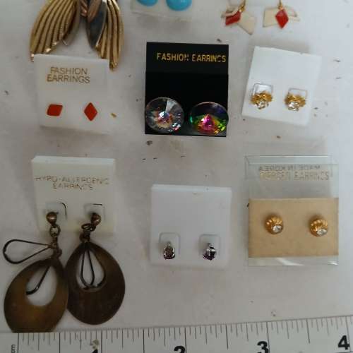 清理舊存貨 ，一手15對耳環，共售120元。 no.D17.10.24