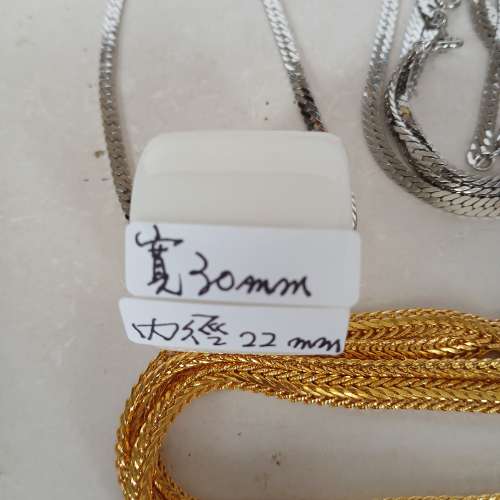 清理舊存貨 ，一手5條粗銅頸鏈16吋，5條24吋，加送一只白玉扳指， 及一只A玉油青戒...