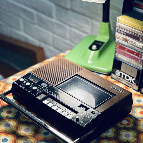 出售 national cassette錄音帶播放機一部，型號RQ-428，可正常播放，電壓100v或使用...