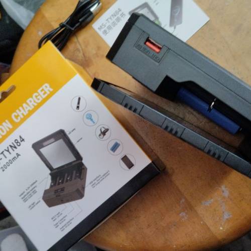 太陽能18650兩用充電器