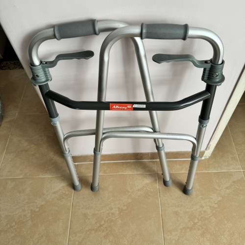 輪椅及輔助腳架