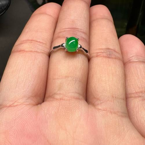 緬甸翡翠綠蛋面戒指