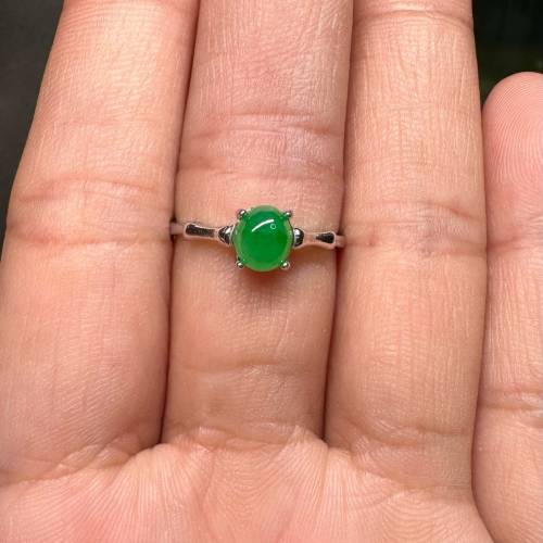 緬甸翡翠綠蛋面戒指