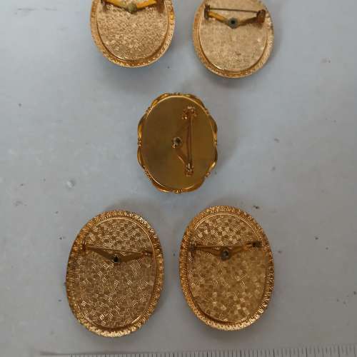 清理舊存貨， ，德國心口針每個200元，兩個七折五個五折，no.D20.10.24