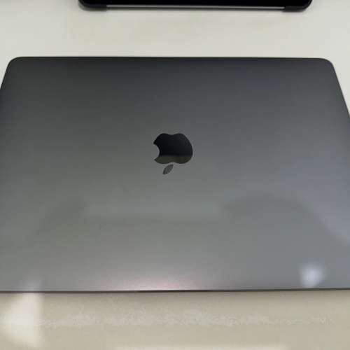 macbook pro 2019 13-inch i5 2.4GHz 16GB RAM 1TB SSD