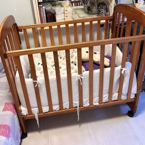 [99% new]LA BABY 90 歐洲款嬰兒木床連床褥$500