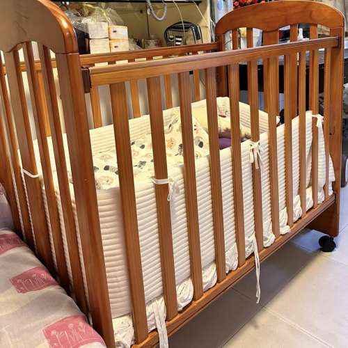 [99% new]LA BABY 90 歐洲款嬰兒木床連床褥$500