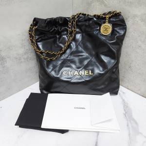 CHANEL 22 小號手袋  光面小牛皮及金色金屬  黑色