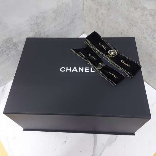 CHANEL 22 小號手袋  光面小牛皮及金色金屬  黑色