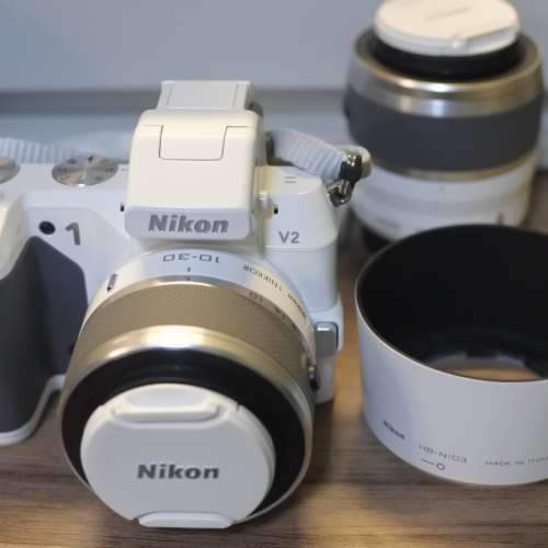 Nikon 1 V2 白色雙鏡全套、95新.原廠皮套、兩電