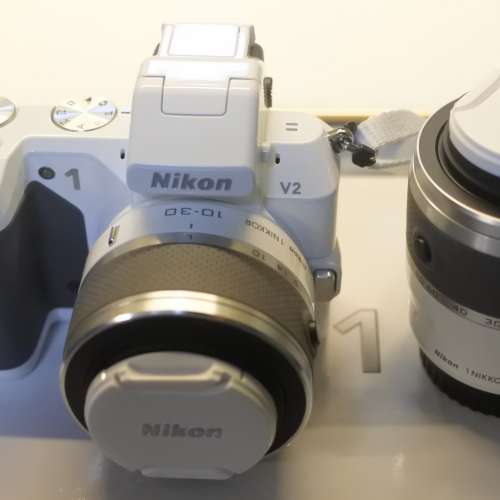 Nikon 1 V2 白色雙鏡全套、95新.原廠皮套、兩電