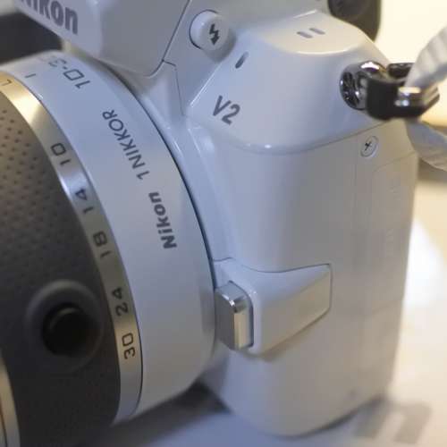 Nikon 1 V2 白色雙鏡全套、95新.原廠皮套、兩電