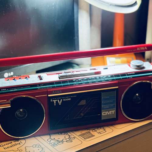 出售AIWA 手提cassette機一部，外觀九𢦓新，靚色，cassette播放正常，收音機比較細...