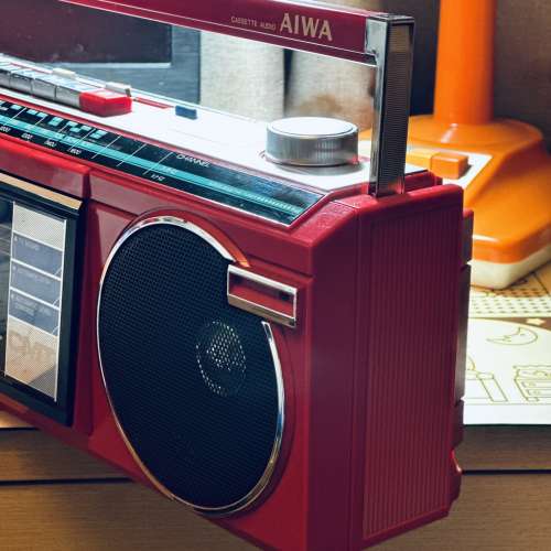 出售AIWA 手提cassette機一部，外觀九𢦓新，靚色，cassette播放正常，收音機比較細...