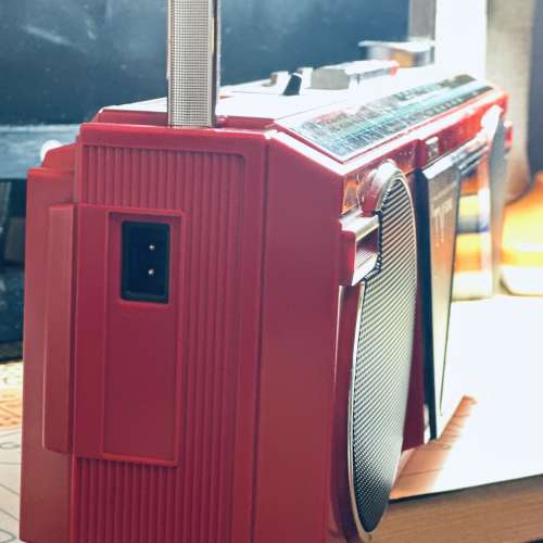 出售AIWA 手提cassette機一部，外觀九𢦓新，靚色，cassette播放正常，收音機比較細...