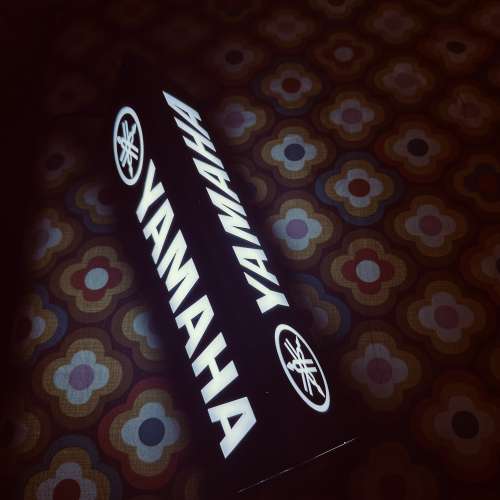 出售YAMAHA 座枱廣告燈箱一個，長27cm,外觀約八成新，跟原裝火牛，有意請pm我，謝謝