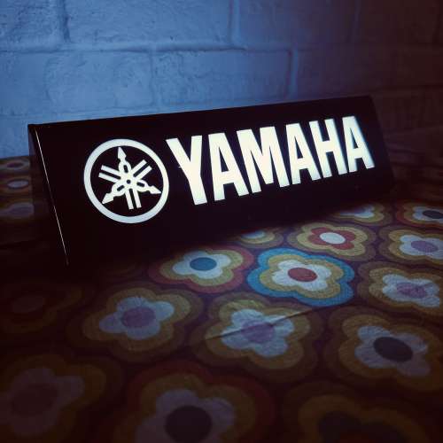 出售YAMAHA 座枱廣告燈箱一個，長27cm,外觀約八成新，跟原裝火牛，有意請pm我，謝謝