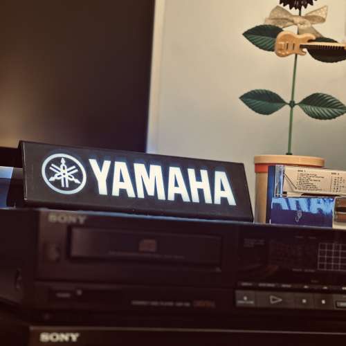 出售YAMAHA 座枱廣告燈箱一個，長27cm,外觀約八成新，跟原裝火牛，有意請pm我，謝謝