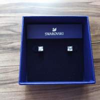 SWAROVSKI 耳環。