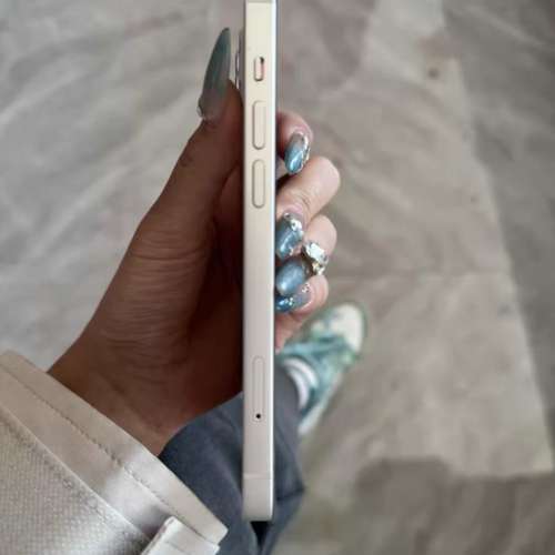 Apple iPhone 13 512G ， 6.1寸大螢幕，電池效能98 ％，功能全部正常運作，已貼貴價...